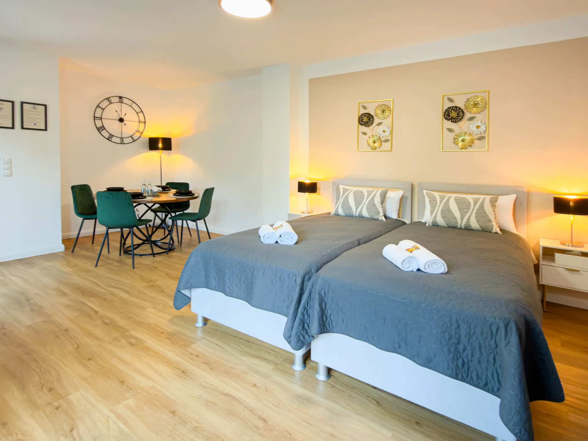 Geräumiges Schlafzimmer mit Essbereich