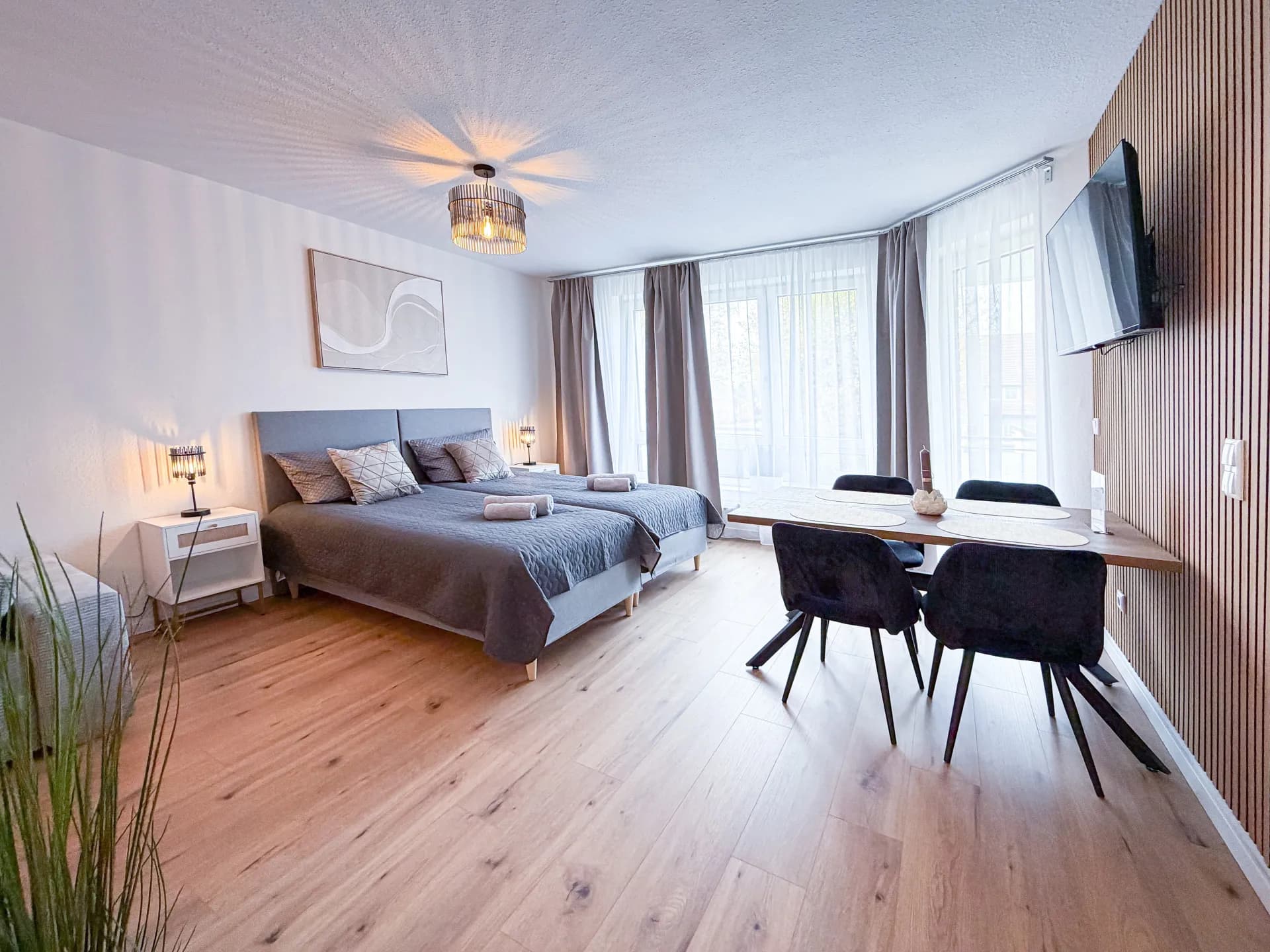 Modernes Studio-Apartment mit Holzakzenten